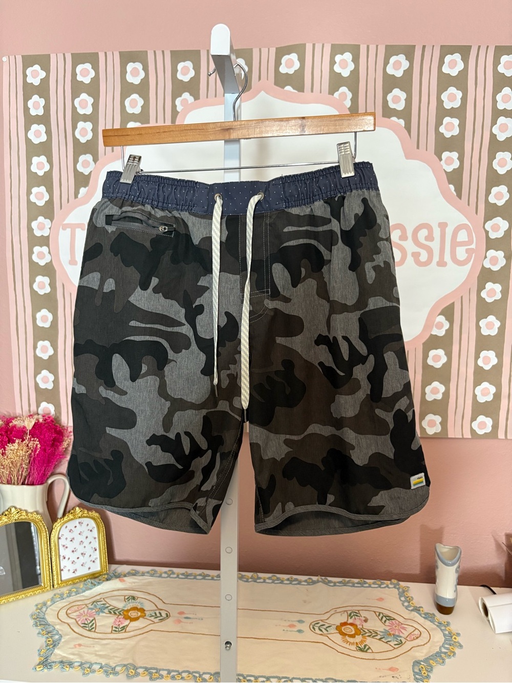 Vuori men’s banks short grey camouflage print